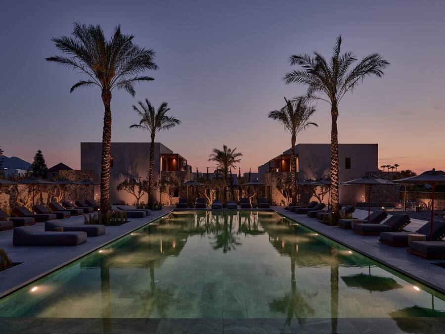 Una piscina al aire libre de temporada, sombrillas