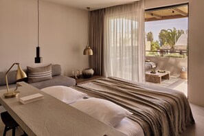 Grand Junior Suite with Jacuzzi | Sengetøy av topp kvalitet, dundyner, memory foam-senger og minibar