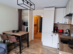 Kühlschrank, Mikrowelle, Ofen, Geschirrspüler