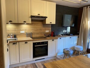 Frigorífico, microondas, horno y lavavajillas