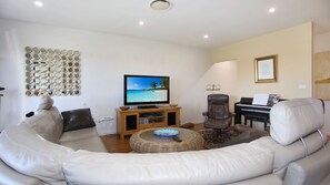 TV, DVD player - 3 The Pier on The Myall River (Tea Gardens)
