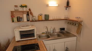 Fridge, microwave, oven, coffee/tea maker