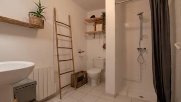 Een douche, een haardroger, handdoeken, toiletpapier