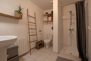 Shower, hair dryer, towels, toilet paper - CABANA & Rustique Chic (Viré)