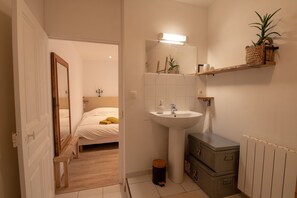 Shower, towels, toilet paper - CABANA & Rustique Chic (Viré)