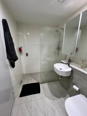 Combined shower/tub, jetted tub - Cozy Meriton Apartment - Waterloo (Waterloo)