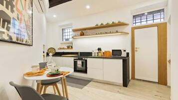 Frigorifero, microonde, forno, piano cottura