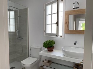 Shower, towels, soap, toilet paper - ES CHALET DE BINISAFUA, 40 METERS FROM THE SEA (Sant Lluís)