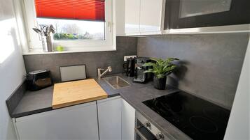 Kühlschrank, Mikrowelle, Ofen, Herdplatte