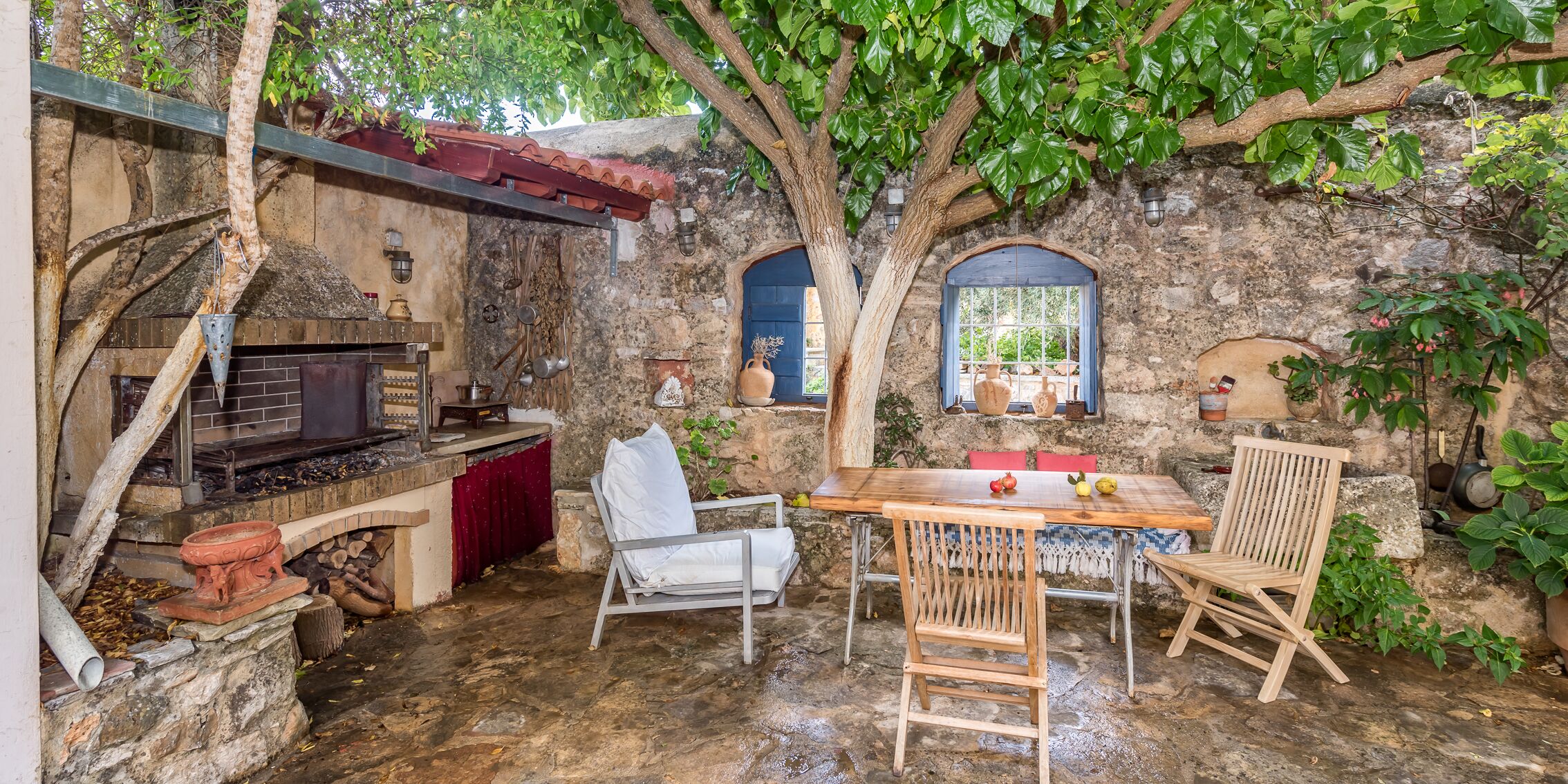 BBQ FACILITIES, DINING AND SEATING AREA