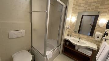 Standardzimmer | Badezimmer | Dusche, Handtücher