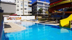 Piscine extérieure en saison