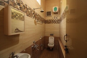 Habitación individual estándar | Baño | Ducha y toallas