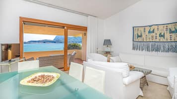 Villa familiare, camere multiple, 2 bagni, fronte mare (Villa Oleandri 50m From Seashore) | Area soggiorno | TV, impianto stereo