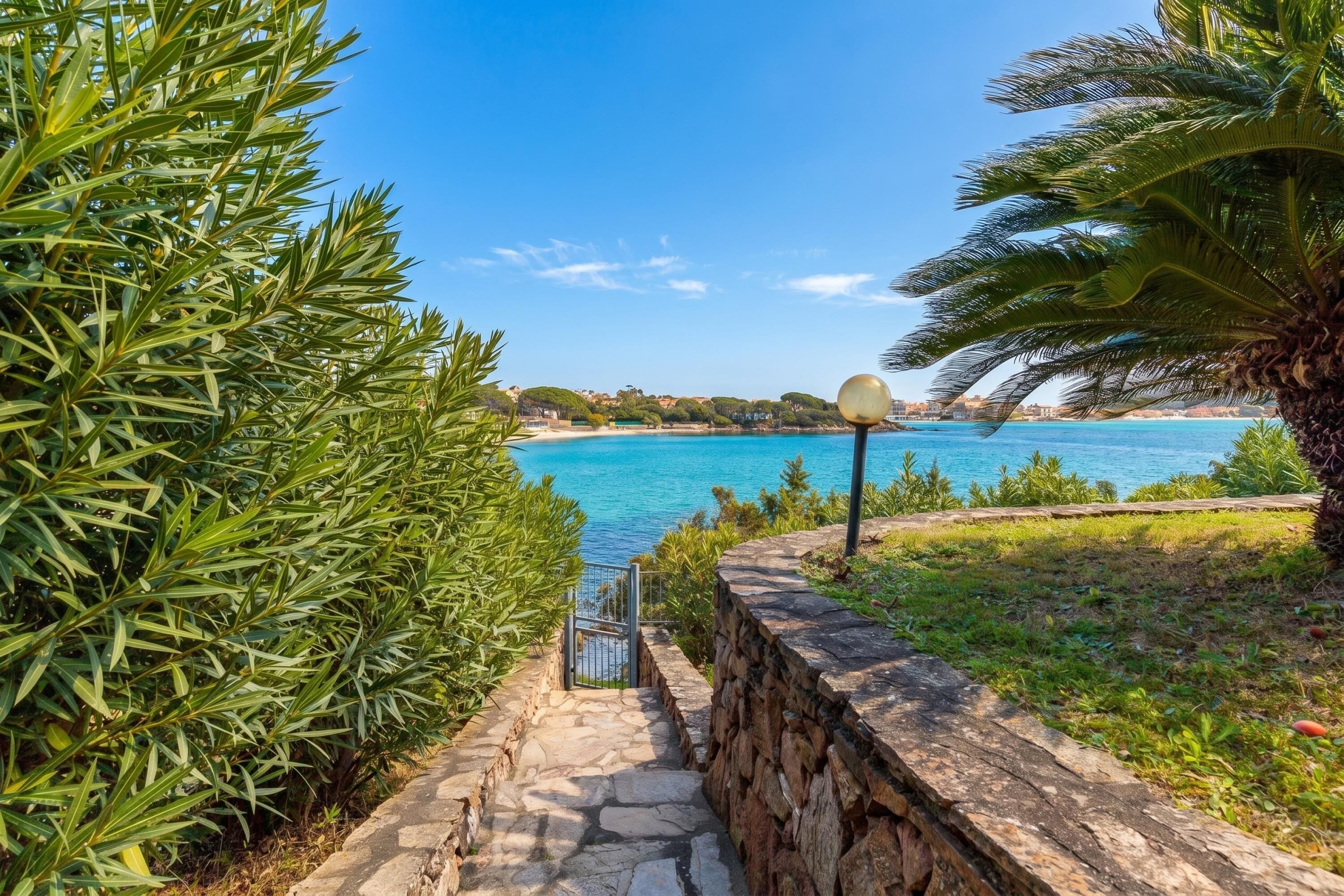 Family Villa, Multiple Bedrooms, 2 Bathrooms, Sea Facing (Villa Oleandri 50m From Seashore) | Property grounds