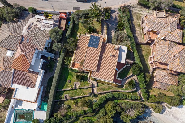 Villa familiar, varias habitaciones, 2 baños, frente al mar (Villa Oleandri 50m From Seashore) | Vista aérea