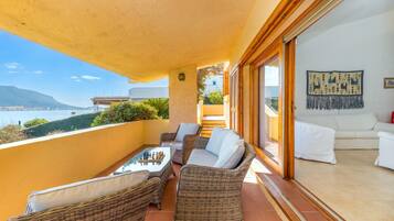 Villa Familiale, plusieurs chambres, 2 salles de bains, vue mer (Villa Oleandri 50m From Seashore) | Terrasse/Patio