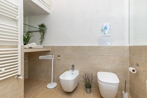 Villa familiar, varias habitaciones, 2 baños, frente al mar (Villa Oleandri 50m From Seashore) | Baño | Regadera, secadora de cabello, bidet, toallas 