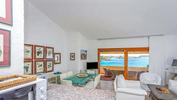 Family Villa, Multiple Bedrooms, 2 Bathrooms, Sea Facing (Villa Oleandri 50m From Seashore) | Dining