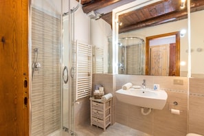Family Villa, Multiple Bedrooms, 2 Bathrooms, Sea Facing (Villa Oleandri 50m From Seashore) | Bathroom | Shower, hair dryer, bidet, towels - Villa Oleandri 50m From Seashore (Golfo Aranci)