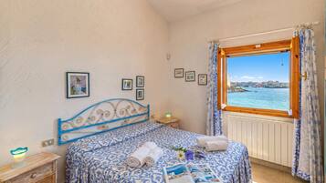 3 bedrooms, laptop workspace, iron/ironing board, free WiFi