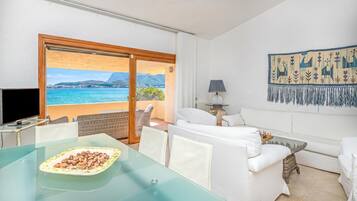 Family Villa, Multiple Bedrooms, 2 Bathrooms, Sea Facing (Villa Oleandri 50m From Seashore) | Living area | TV, stereo