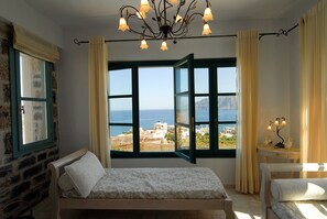 4 عدّة غرف نوم وخزنة داخل الغرفة ومكواة/لوح كي وسرير سفر