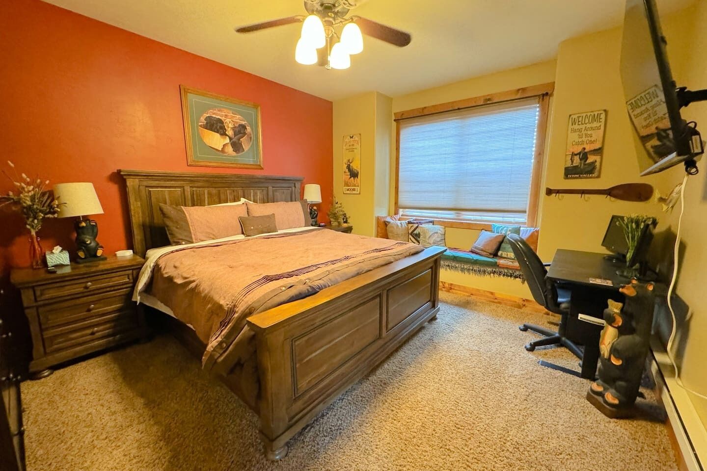 3 soverom, skrivebord, strykejern/-brett og reiseseng for barn