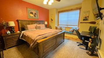 3 bedrooms, desk, iron/ironing board, travel crib