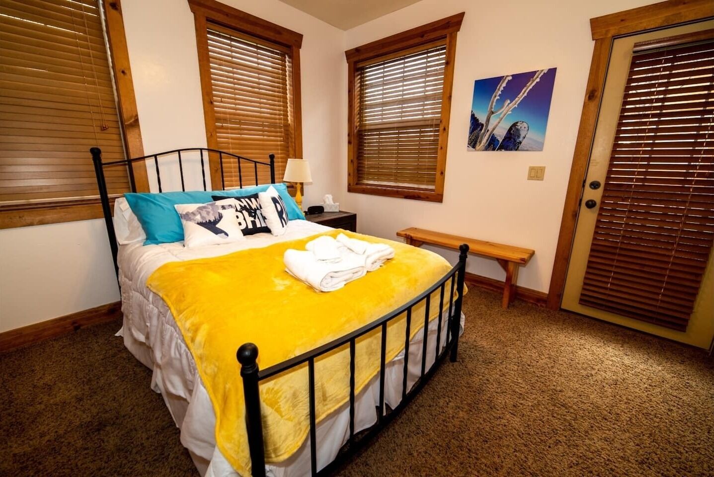 3 makuuhuonetta, työpöytä, silitysrauta/-lauta, vauvan matkasänky