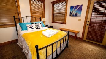 3 makuuhuonetta, työpöytä, silitysrauta/-lauta, vauvan matkasänky