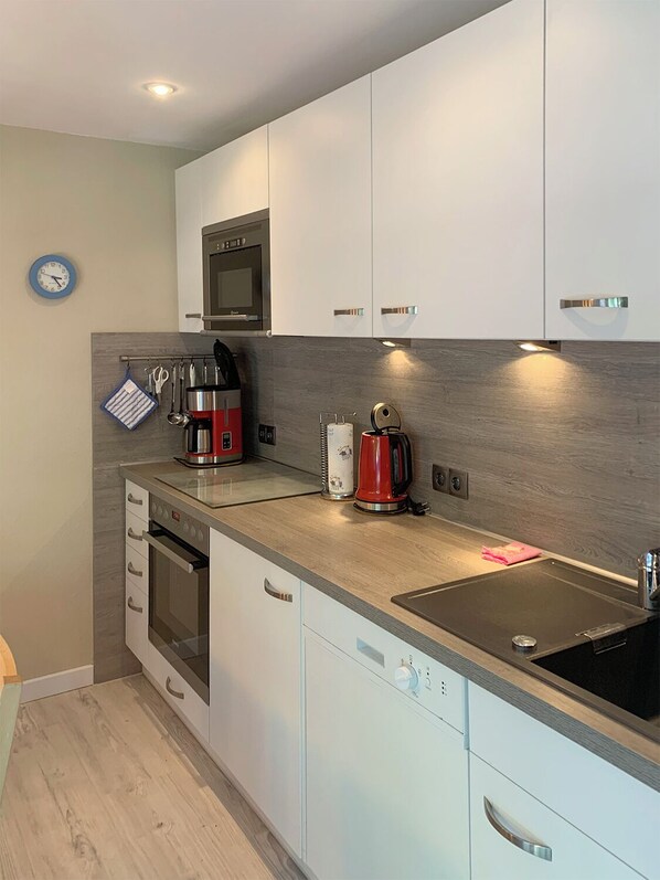 Kjøleskap, mikrobølgeovn, ovn og kokeplater