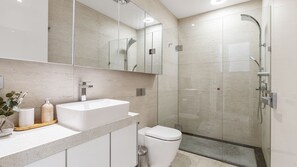 淋浴設備、提供毛巾