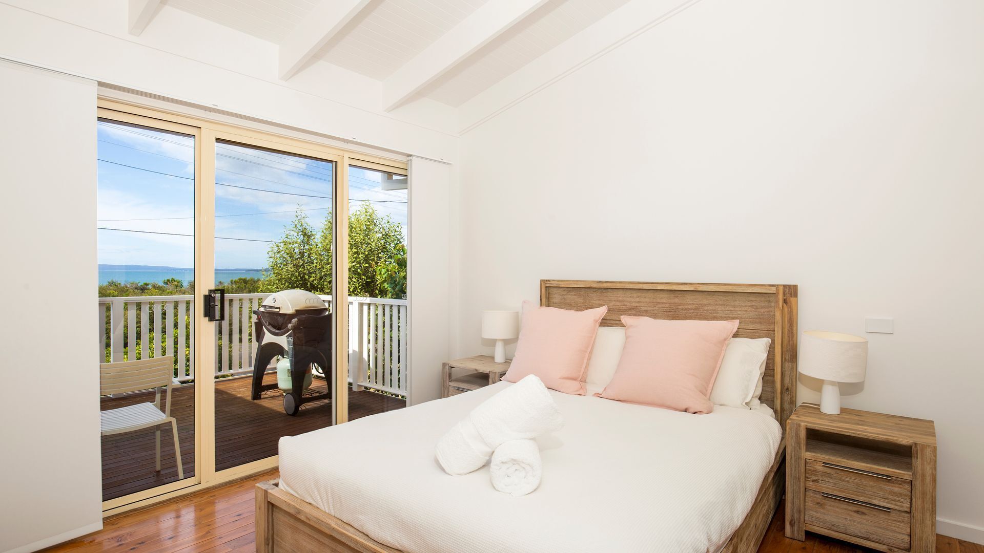 4 dormitorios, tabla de planchar con plancha, cuna de viaje