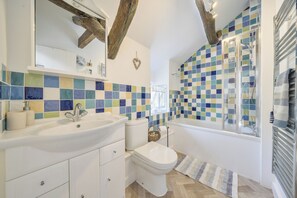Duschwanne, Komfortbadewanne, Haartrockner, Handtücher