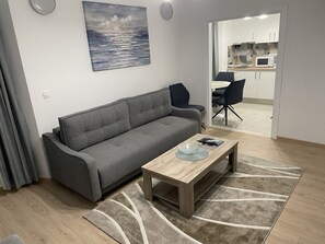 Appartement (Premium Apartment with Balcony) | Salle de séjour | Téléviseur de 25 po avec télévision par satellite