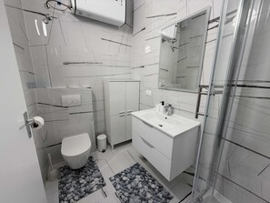 Huoneisto (Premium Apartment with Balcony) | Kylpyhuone | Suihku, pyyhkeet