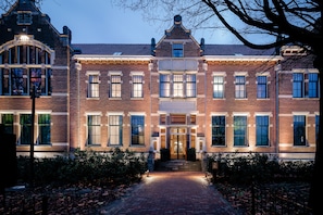 A large, historic building with a symmetrical facade, multiple windows, and a central entrance. - Pillows Grand Boutique Hotel Maurits at the Park - Small Luxury Hotels (Amsterdam)