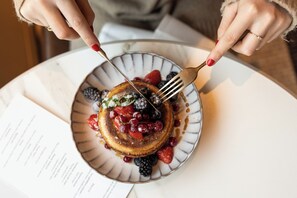 Desayuno completo diario (EUR 44 por persona)