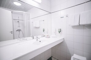 Chambre Double Supérieure | Salle de bain | Douche, douche à « effet pluie », sèche-cheveux, serviettes fournies