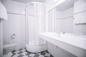 Superior Double Room | Bathroom | Shower, rainfall showerhead, hair dryer, towels - Rixwell Viru Square Hotel Tallinn (Tallinn)