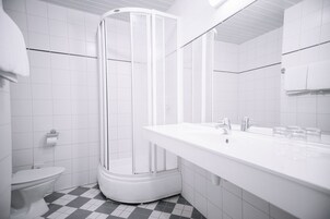 Doppia Superior | Bagno | Doccia, soffione a pioggia, asciugacapelli, asciugamani