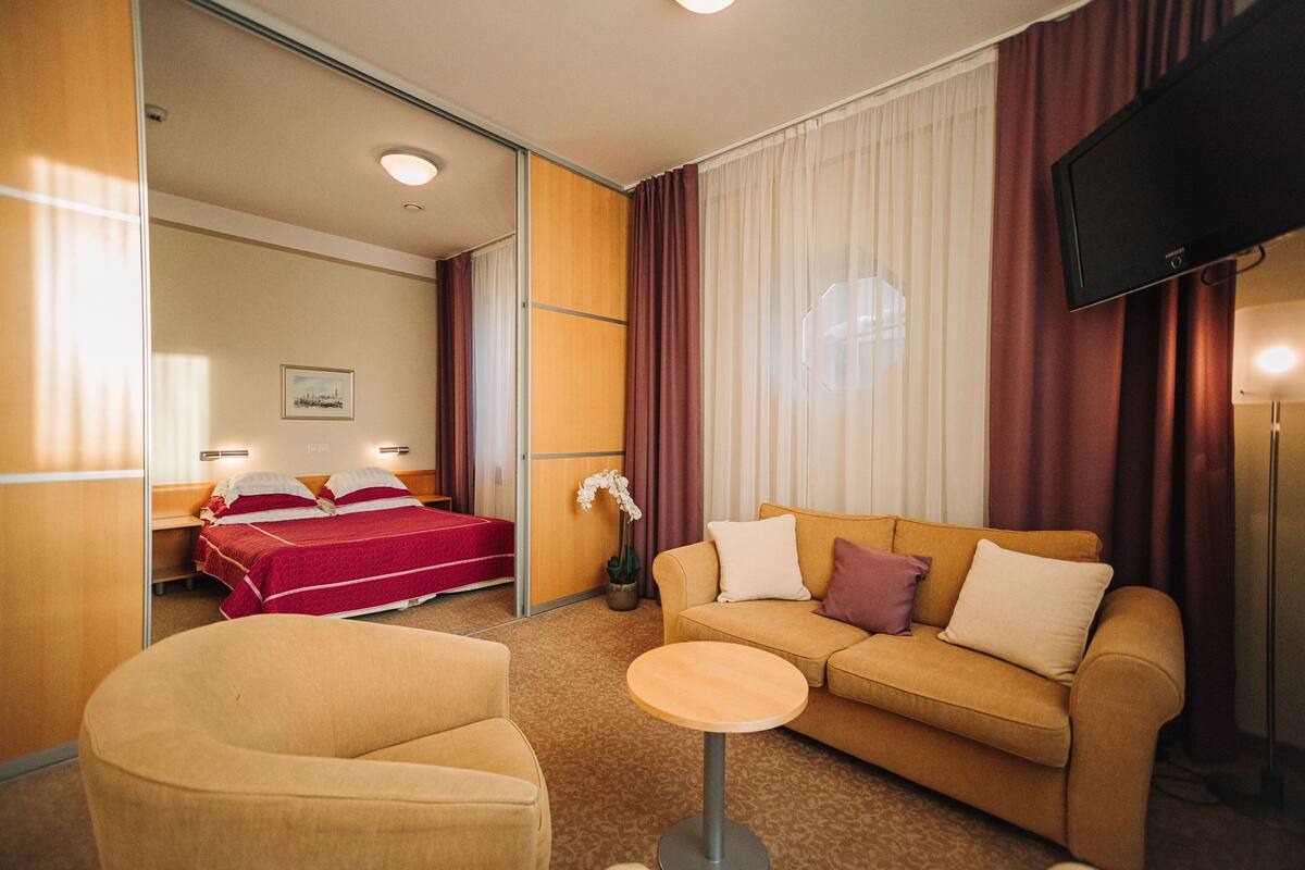 Two room Suite with SPA bath | Minibar, bàn, khu vực làm việc phù hợp cho laptop, màn/rèm cản sáng 
