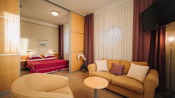 Two room Suite with SPA bath | 1 dormitorio, minibar, escritorio