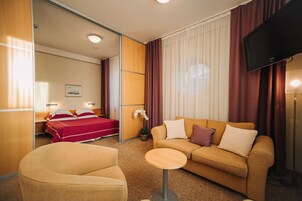 Two room Suite with SPA bath | Minibar, Schreibtisch, laptopgeeigneter Arbeitsplatz