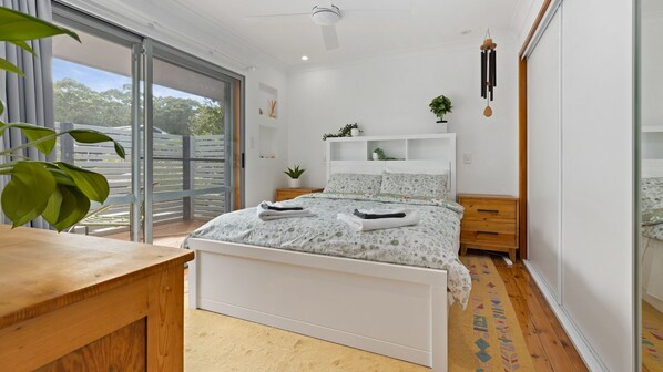 3 bedrooms, travel crib, free WiFi, bed sheets