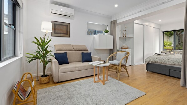 3 bedrooms, travel cot, free WiFi, bed sheets