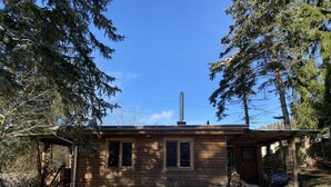 A small wooden cabin with a chimney, a porch, and a covered entryway. - Vacation bungalow in Steinbach-Hallenberg (Steinbach-Hallenberg)