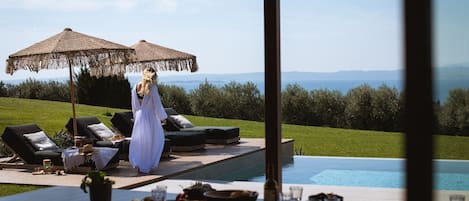 Outdoor pool, an infinity pool