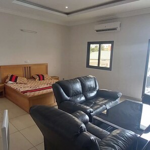 Panoramic Studio Suite | Individually furnished, desk, laptop workspace, blackout drapes - Résidence Yélémain (Abidjan)